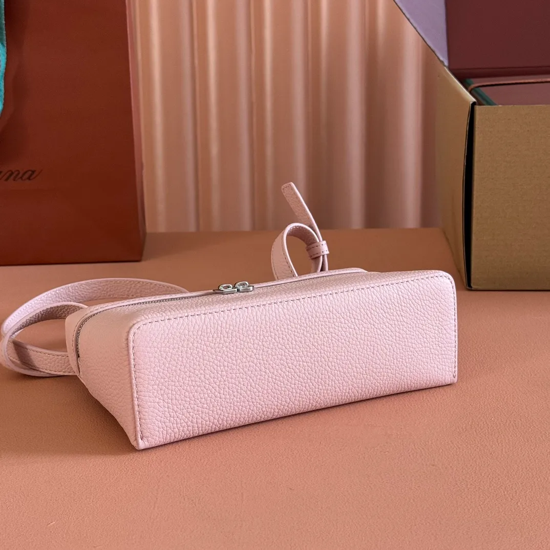 p1160💋💋💋【Original leather configuration counter complete set of packaging】 𝐋𝐨𝐫𝐨 𝐏𝐢𝐚𝐧@ Extra pocket L19 series handbag/crossbody bag, all steel, the most comfortable life is the undefined life, just like loro The material design of pian@ does not require complicated design styles. The simple and soft outline is elegant and durable, like an exquisite cosmetic case, which perfectly balances appearance and functionality. The leather is delicate and feels as soft as butter. The small bag has a large capacity. It is not only portable with a thin shoulder strap, but can also be worn cross-body. Sisters who have a special liking for minimalist style can buy it. It is simple and versatile. The simpler, the more different. Stars and Instagram celebrities are all planting it. There are two sizes of 19 cm and 27 cm. One is exquisite and casual, and the other is elegant and grand. Size: Small: length 19×width 7×height 12cm (